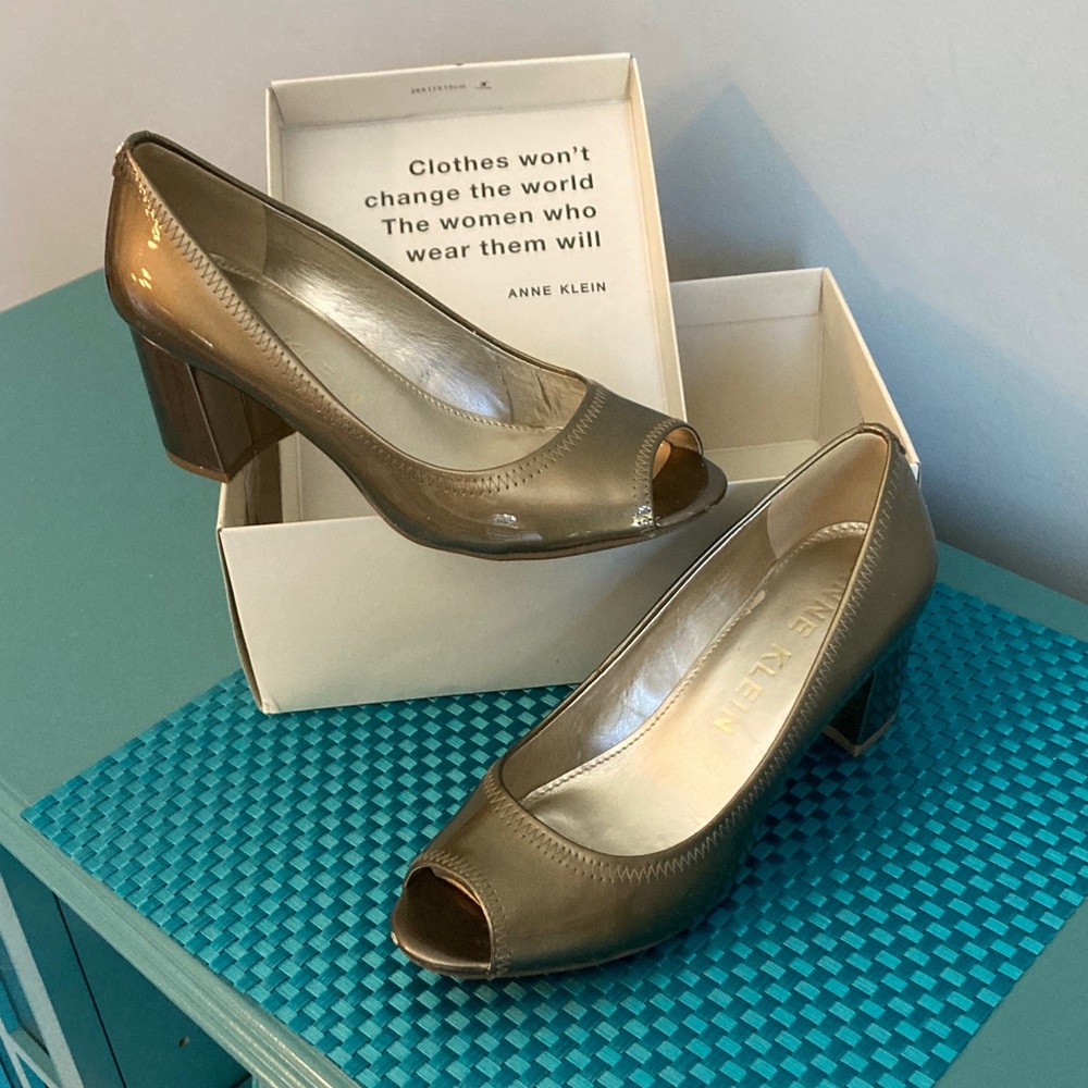 Anne Klein Women's Metallic Dark Taupe Block Heel Peep Toes Size 9.5 EUC
